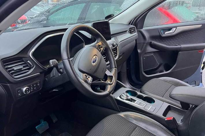 Blå Ford Kuga fra 2021