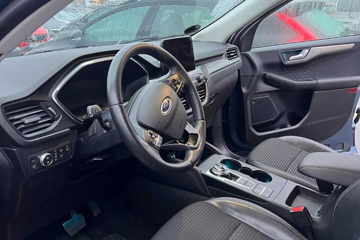 Blå Ford Kuga fra 2021