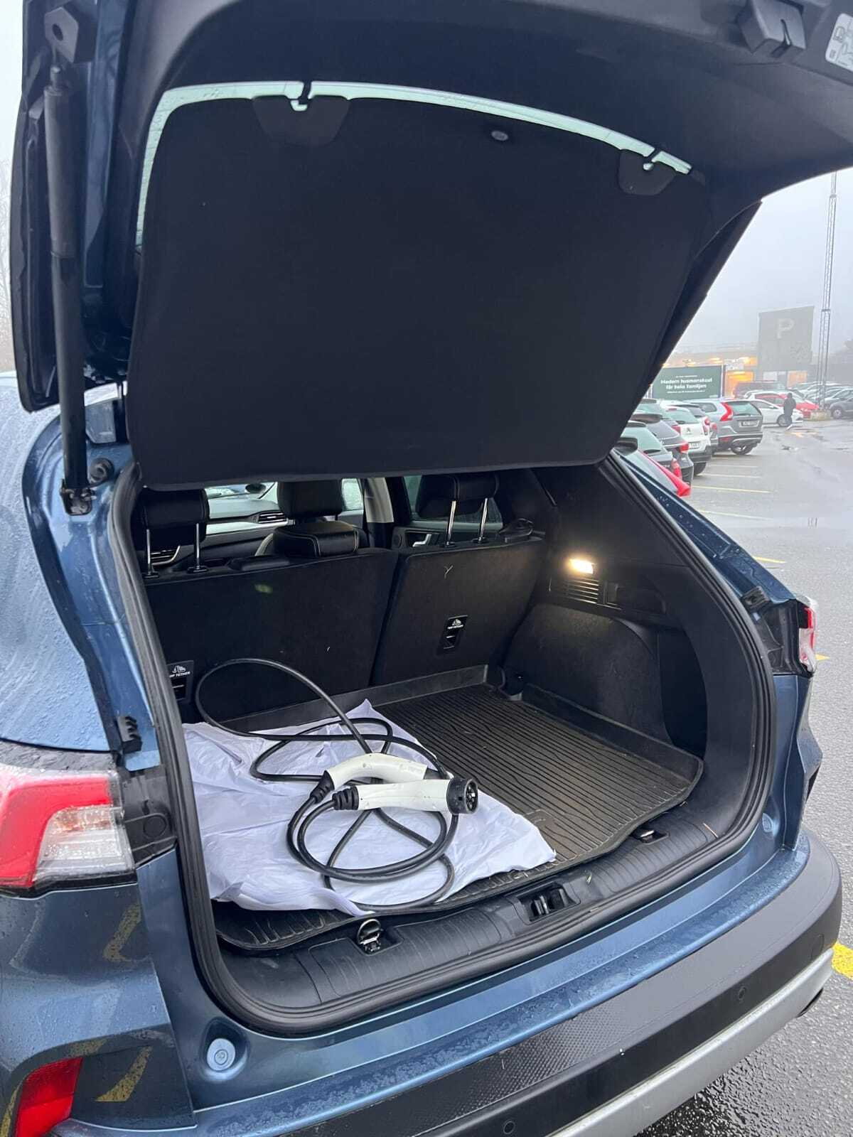 Blå Ford Kuga fra 2021