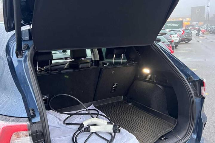 Blå Ford Kuga fra 2021