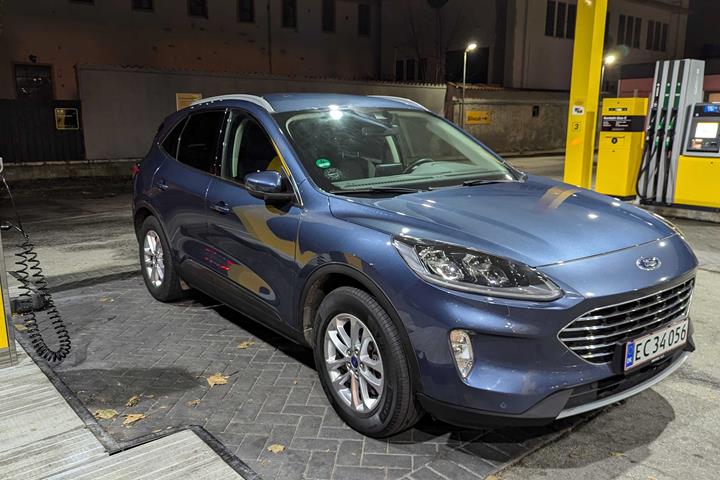 Blå Ford Kuga fra 2021