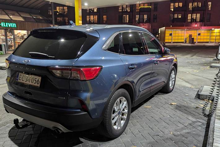 Blå Ford Kuga fra 2021