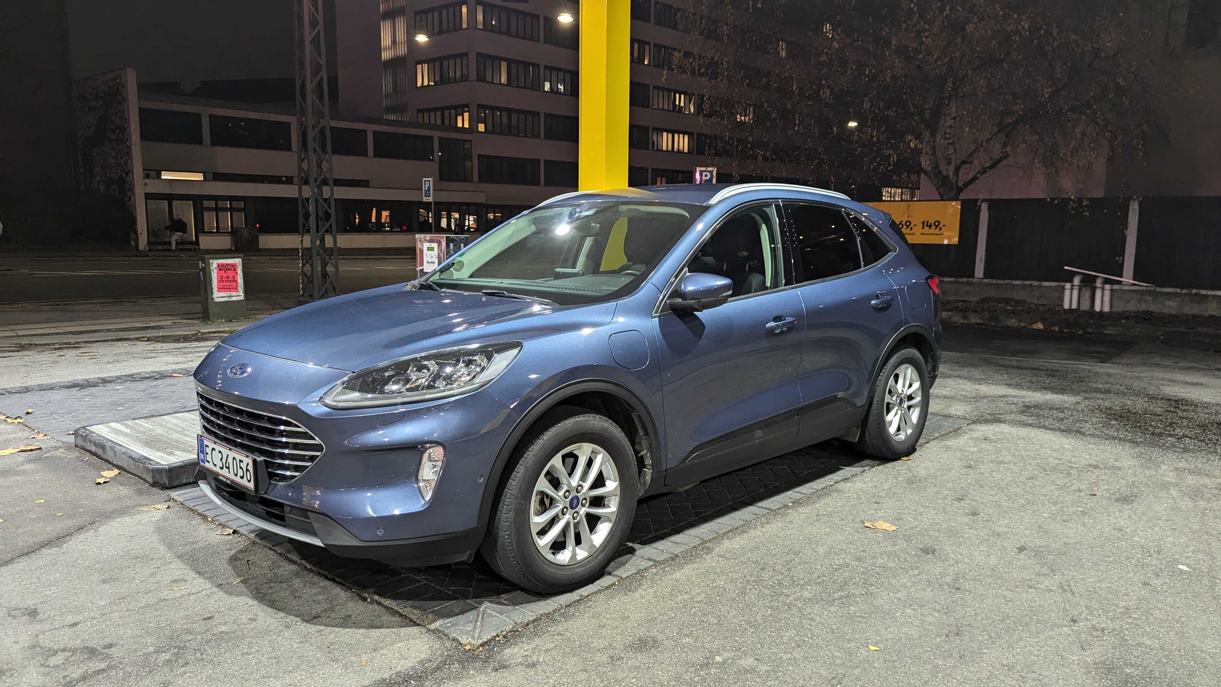 Blå Ford Kuga fra 2021