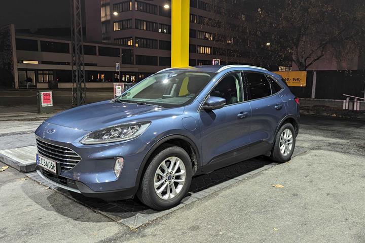Blå Ford Kuga fra 2021