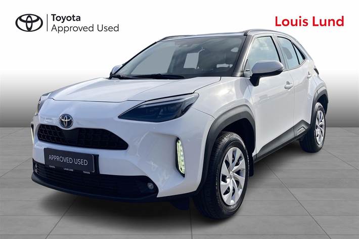 Hvid Toyota Yaris Cross fra 2024 set udefra