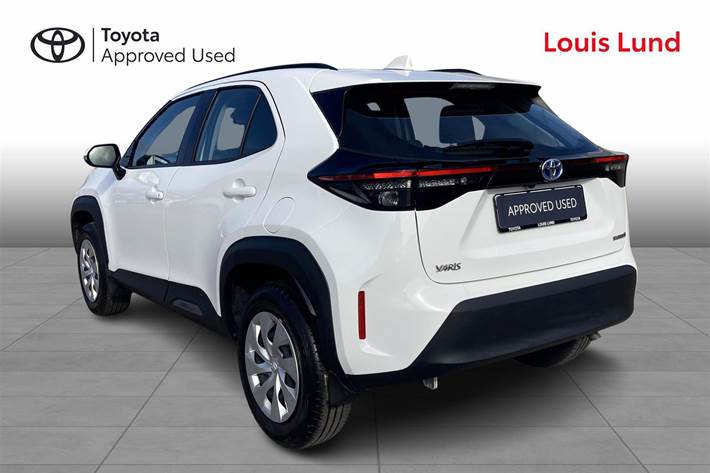 Hvid Toyota Yaris Cross fra 2024 set udefra