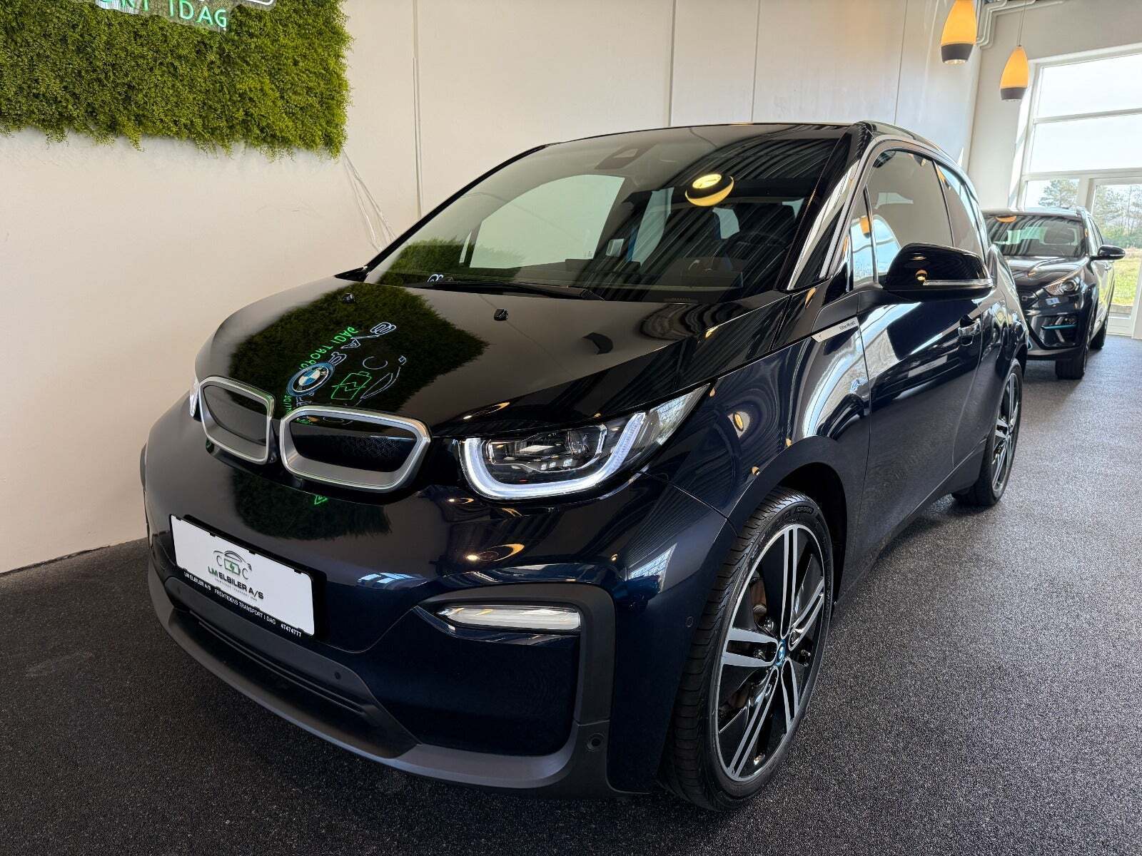 Blå BMW i3 fra 2021 set udefra