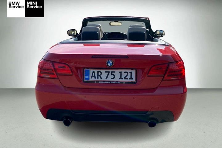 Rød BMW 335i fra 2011 set udefra