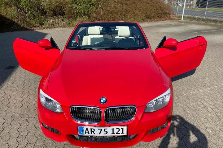 Rød BMW 335i fra 2011 set udefra
