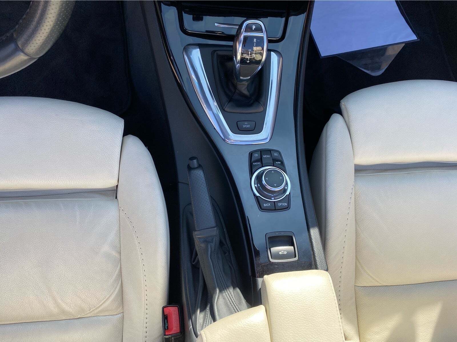 Rød BMW 335i fra 2011 set indefra