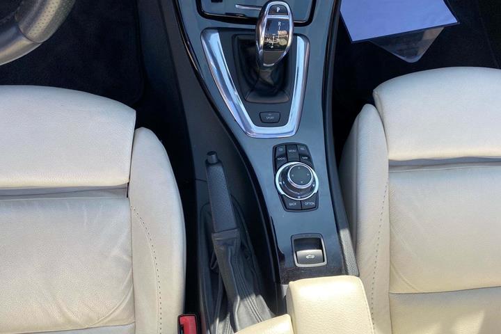 Rød BMW 335i fra 2011 set indefra