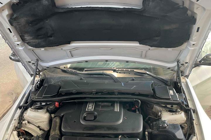 Sølv BMW 318d fra 2006