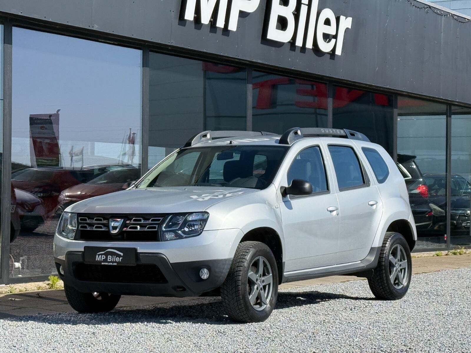 Sølv Dacia Duster fra 2015 set udefra