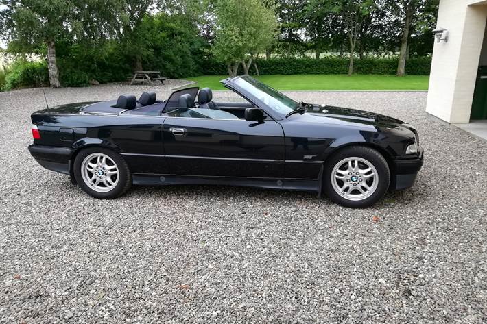 Sort BMW 318 fra 1995