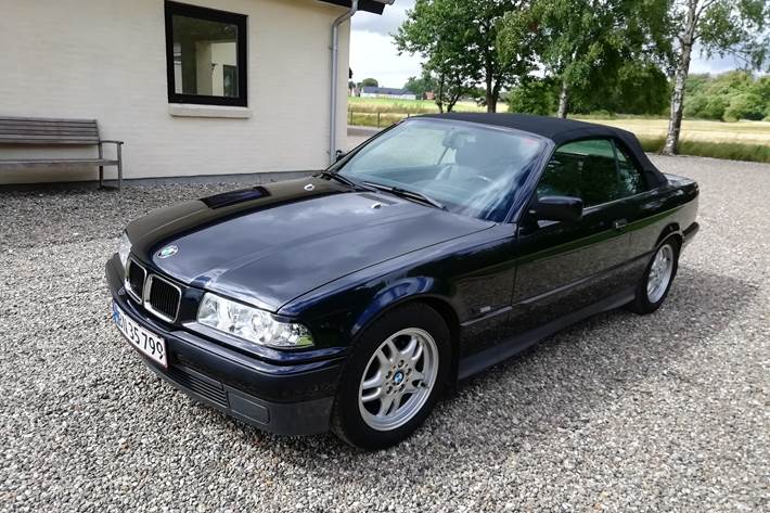 Sort BMW 318 fra 1995