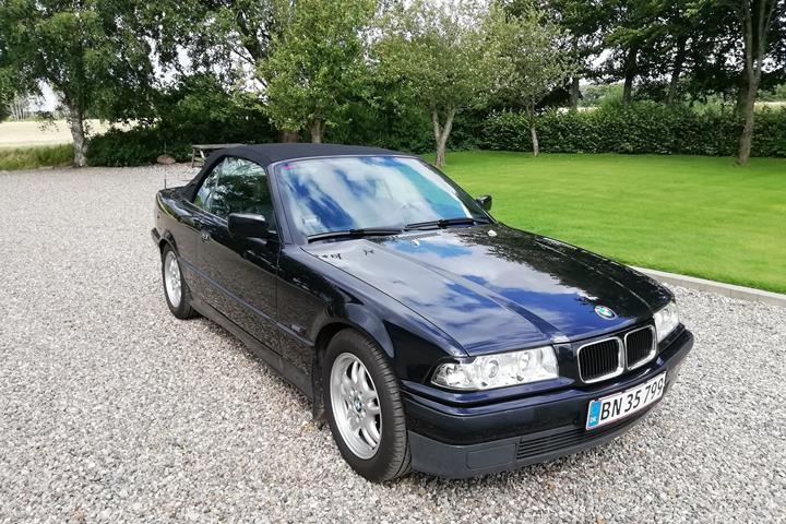 Sort BMW 318 fra 1995