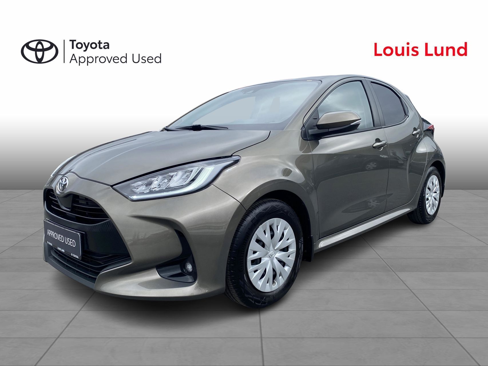 Bronze Toyota Yaris fra 2021 set udefra