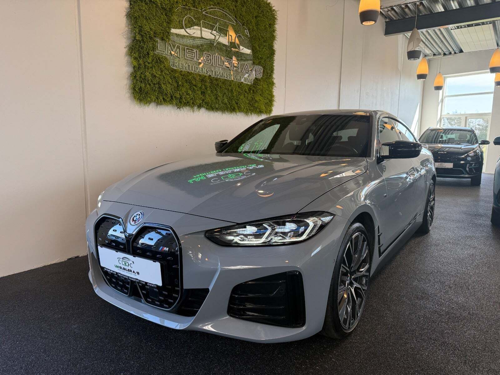 Grå BMW i4 fra 2024 set udefra