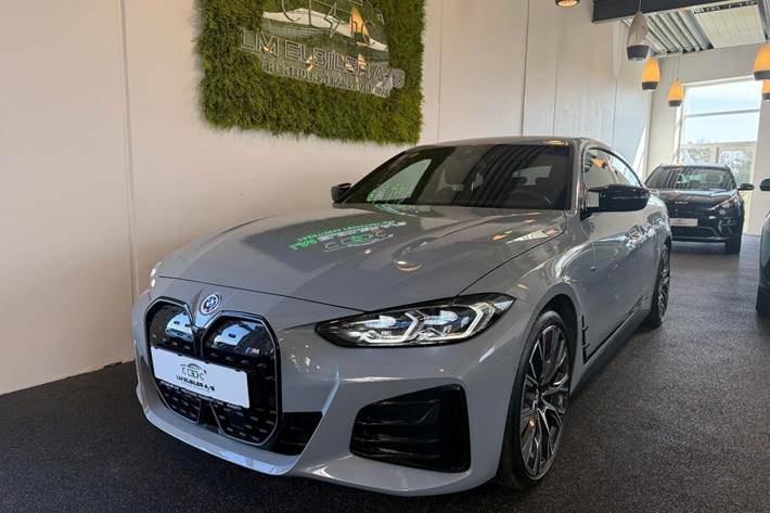 Grå BMW i4 fra 2024 set udefra