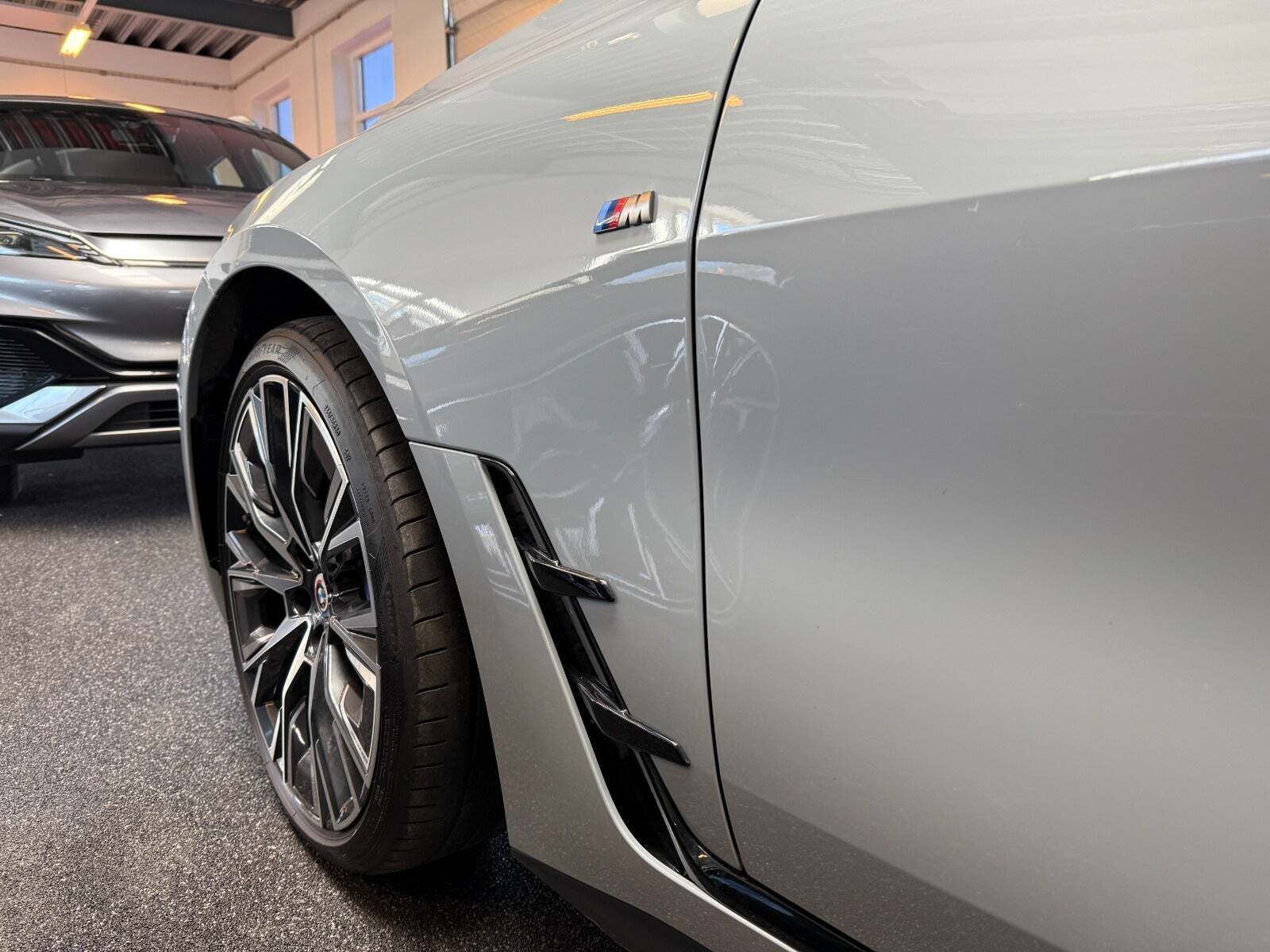 Grå BMW i4 fra 2024