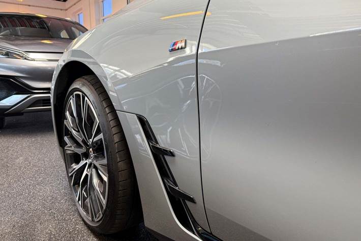 Grå BMW i4 fra 2024