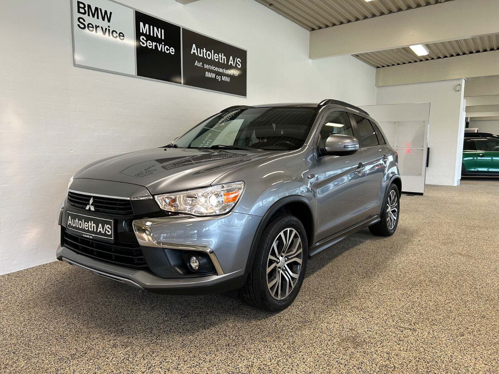 Sølv Mitsubishi ASX fra 2017 set udefra