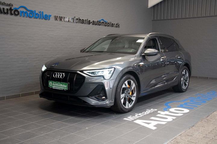 Grå Audi e-tron fra 2021 set udefra
