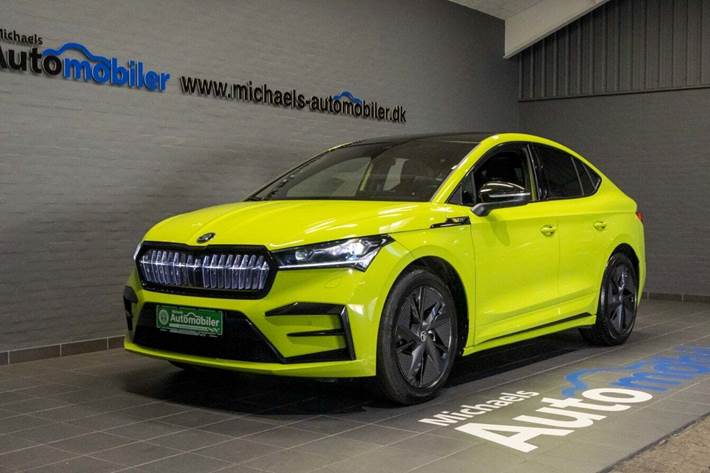 Grøn Skoda Enyaq fra 2024 set udefra