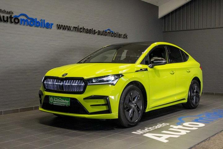 Grøn Skoda Enyaq fra 2024 set udefra