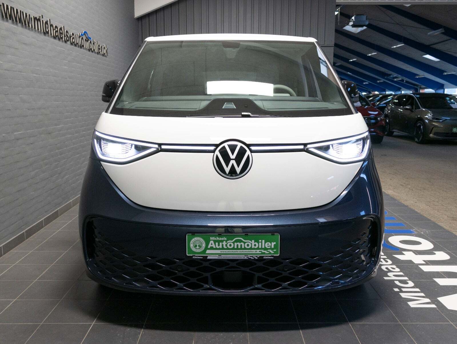 Blå VW ID.Buzz fra 2023 set udefra