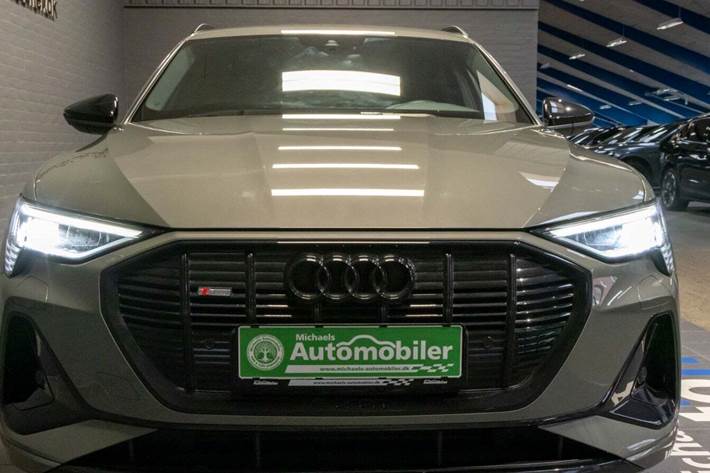 Grå Audi e-tron fra 2023