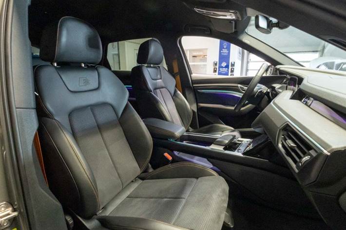 Grå Audi e-tron fra 2023