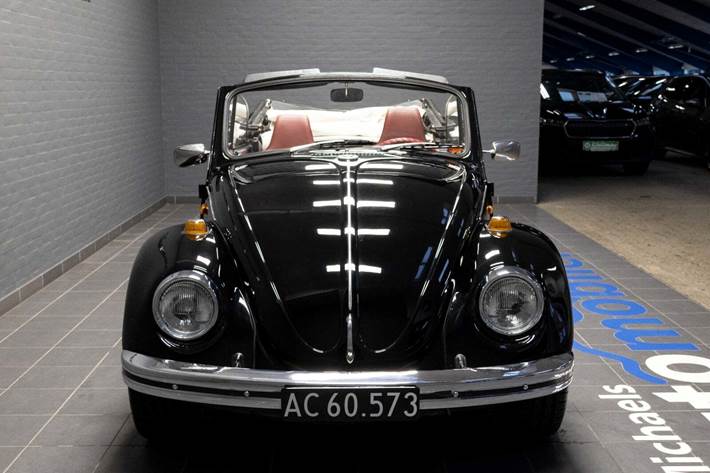 Sort VW 1300 fra 1967 set udefra