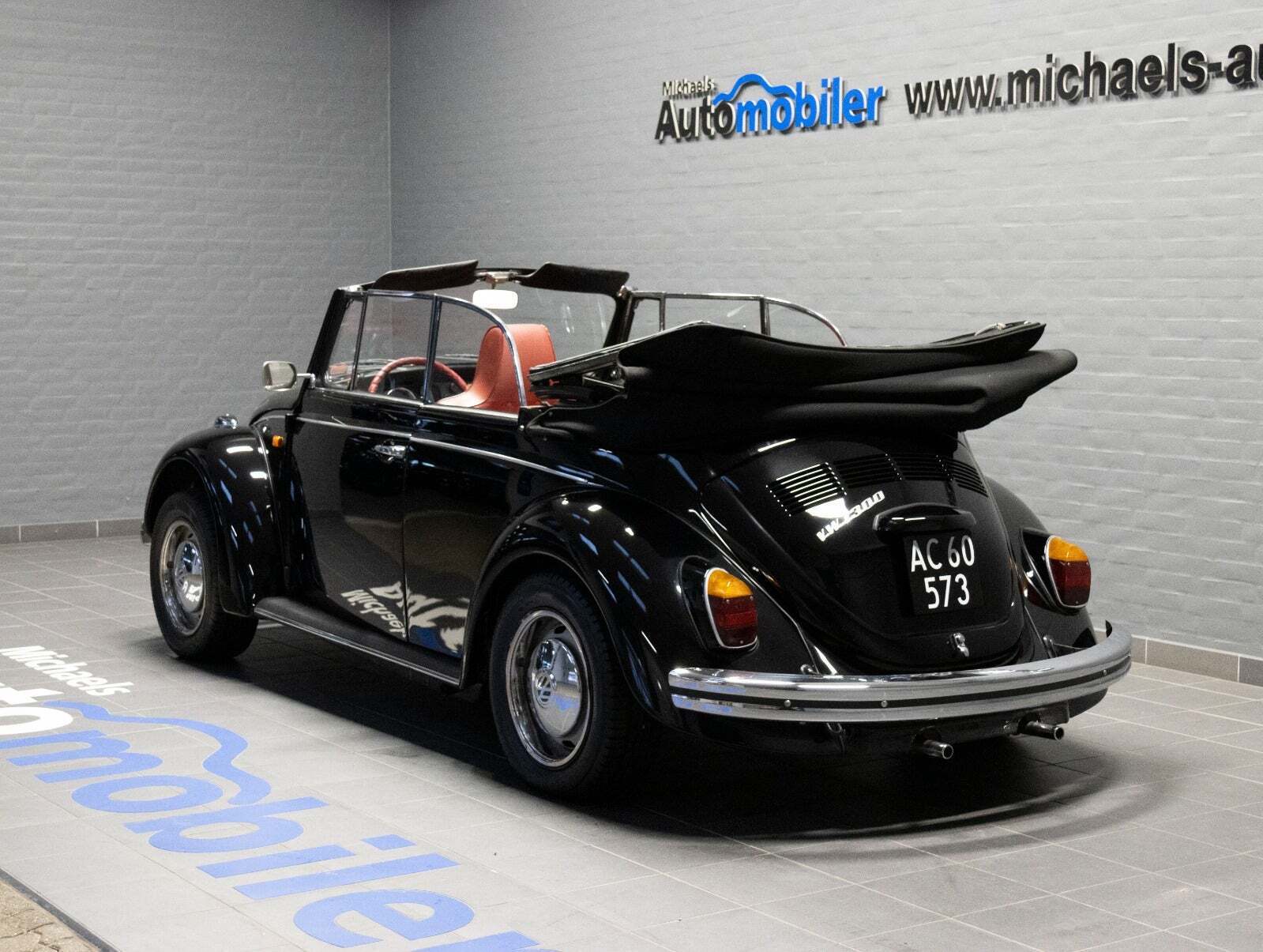 Sort VW 1300 fra 1967 set udefra