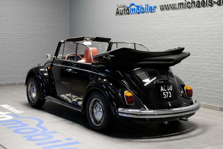 Sort VW 1300 fra 1967 set udefra
