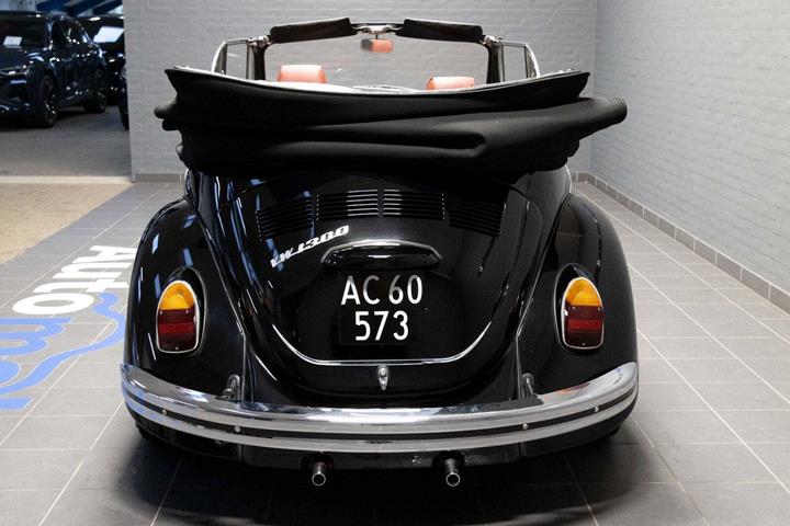 Sort VW 1300 fra 1967 set udefra