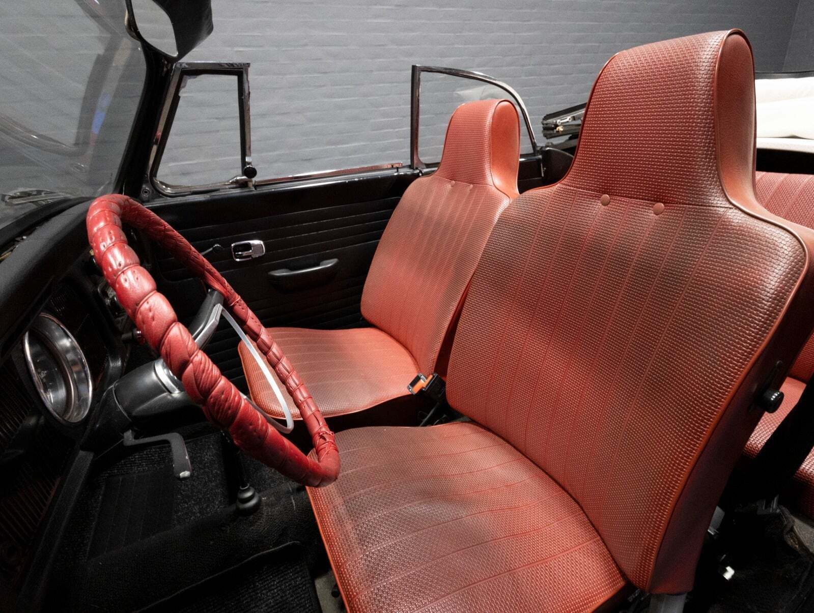 Sort VW 1300 fra 1967 set indefra