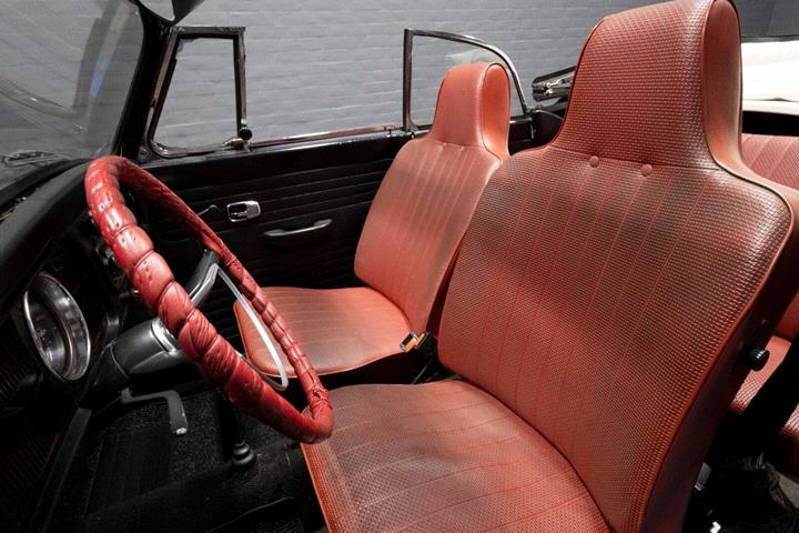 Sort VW 1300 fra 1967 set indefra