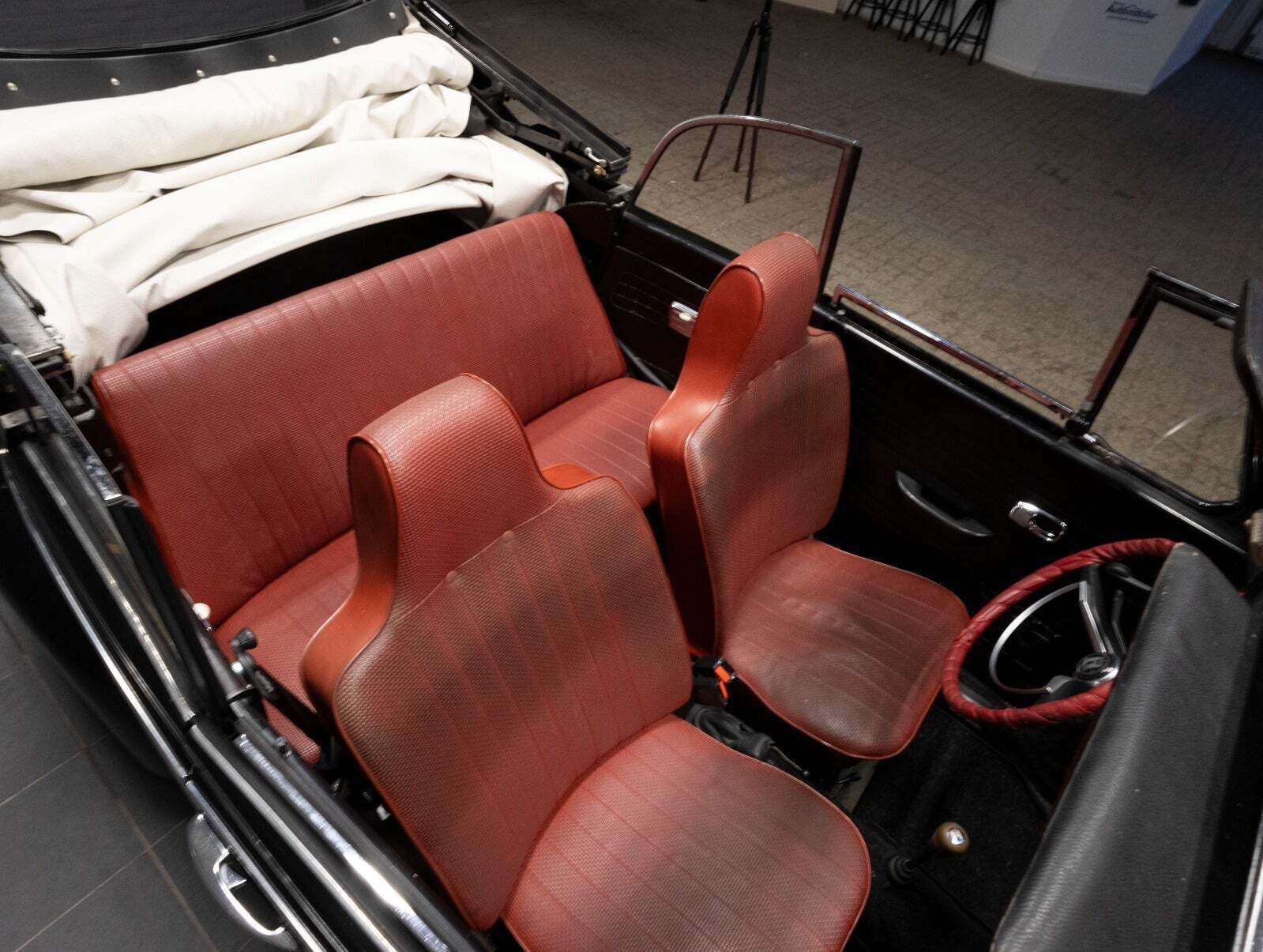 Sort VW 1300 fra 1967 set indefra