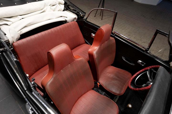 Sort VW 1300 fra 1967 set indefra