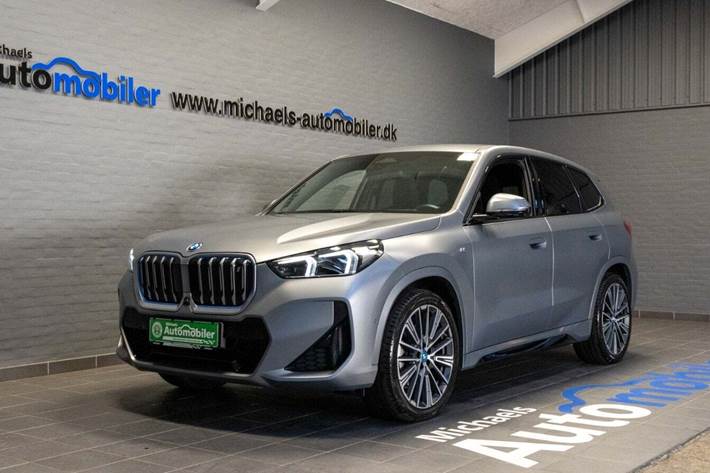 Sølv BMW iX1 fra 2023 set udefra