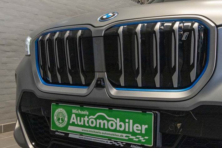 Sølv BMW iX1 fra 2023