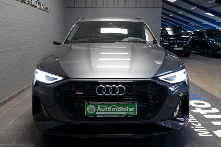 Grå Audi e-tron fra 2021