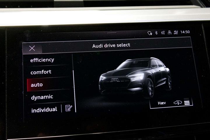 Grå Audi e-tron fra 2021