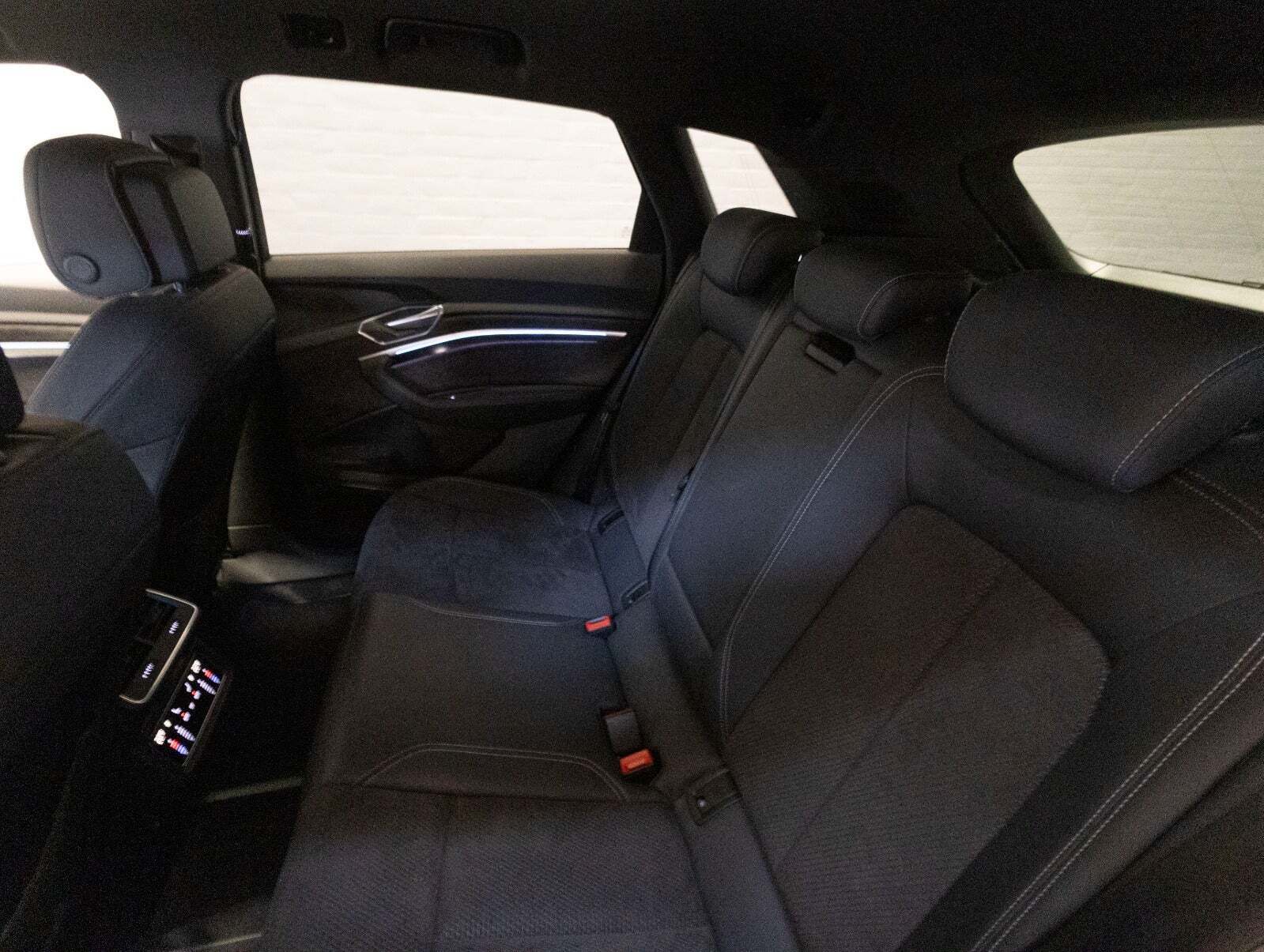 Grå Audi e-tron fra 2021