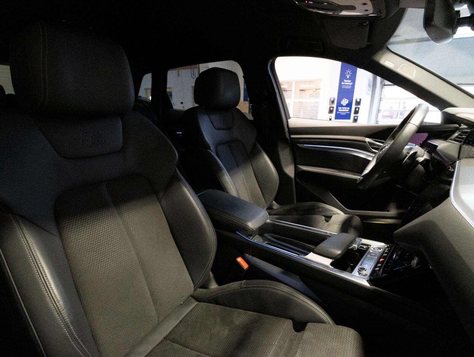 Grå Audi e-tron fra 2021
