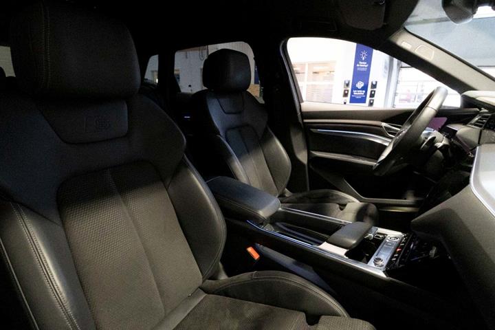 Grå Audi e-tron fra 2021