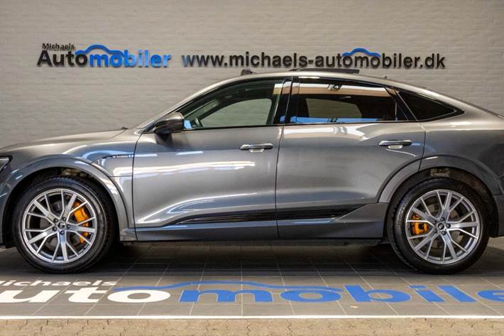 Grå Audi e-tron fra 2021