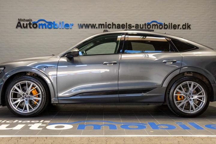 Grå Audi e-tron fra 2021
