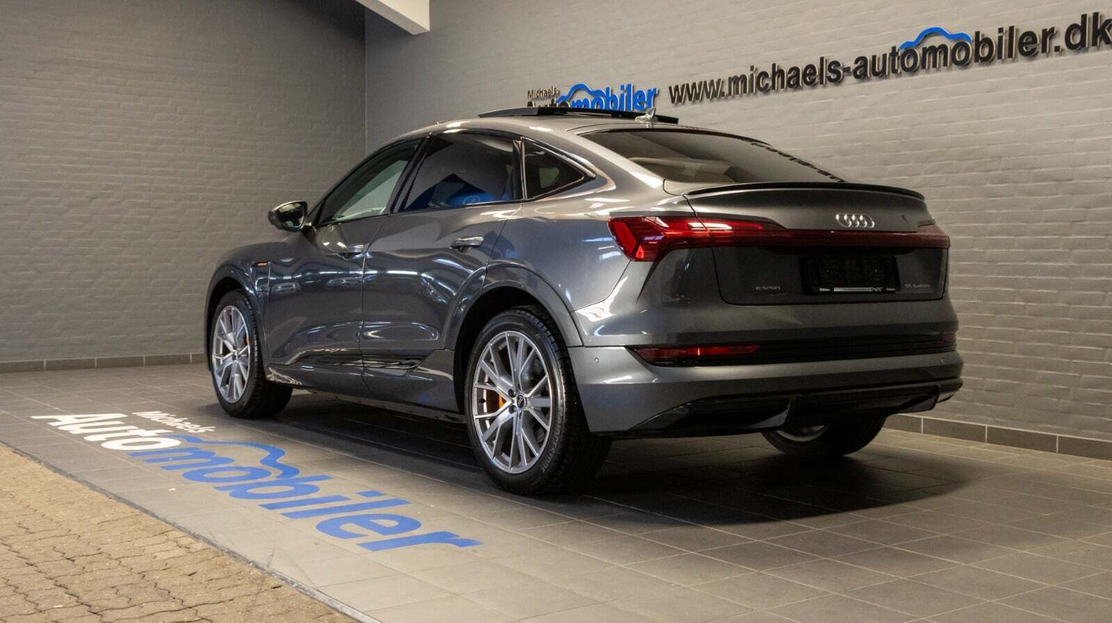 Grå Audi e-tron fra 2021